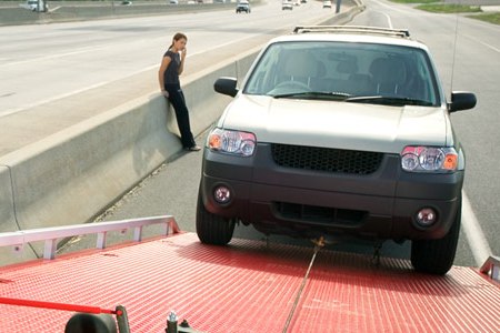 Эвакуация автомобиля на дороге