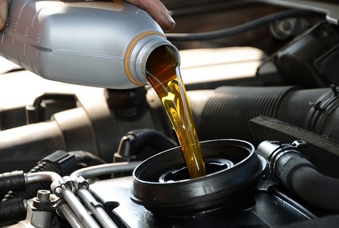 Замена масла в двигателе автомобиля Замена масла в двигателе автомобиля