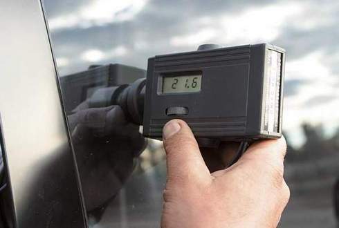 Проверка уровня тонировки стекол автомобиля