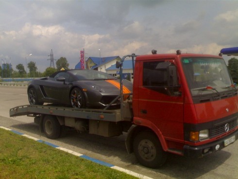 Эвакуация автомобиля в Киевской области Эвакуатор перевозит спортивный автомобиль в Киевской области