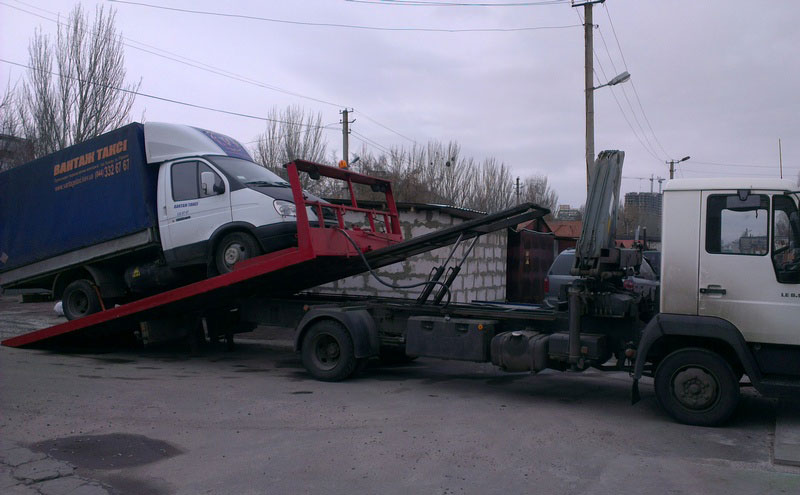 Эвакуация грузового автомобиля с помощью полной погрузки на эвакуатор