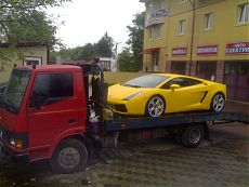 Желтый Ламборджини (Lamborghini) на эвакуаторе