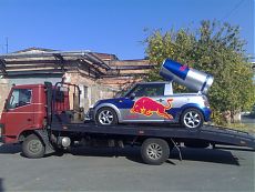 Автомобиль с логотипом RedBull на АвтоЭвакуаторе