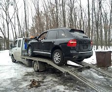 Черный Porsche Cayenne на эвакуаторе