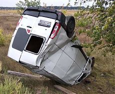 Белый бус Renault перевернут в кювете