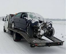 Эвакуация легкового автомобиля после аварии