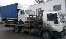 Грузовой автомобиль на платформе эвакуатора MAN