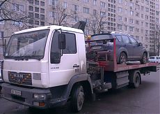 Эвакуатор перевозит Автомобиль Мицубиси