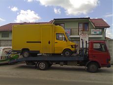 Желтый грузовой микроавтобус марки Мерседес (Mercedes)