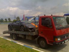 Спортивный автомобиль на эвакуаторе